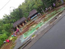 Warga RT 04 Klepu Bersihkan Lapangan Voli dalam Kegiatan Jumat Kliwon Bersih